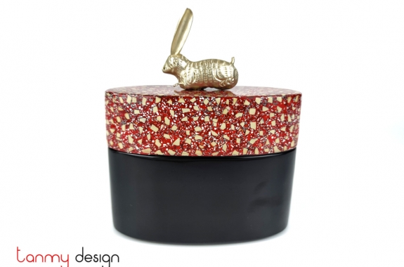 Oval black lacquer box with eggshell details, with bunny on cap/Size S